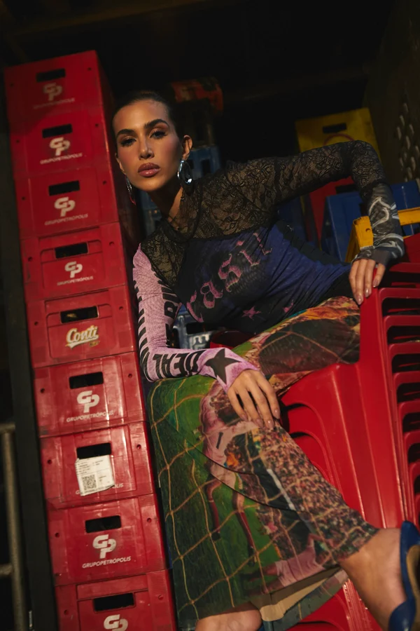 Editorial de moda em ambiente urbano, look preto e vermelho
